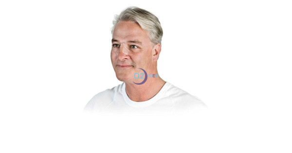 Uomo-indossa-Nasal-Pad-Resmed - distribuito da O2 Med