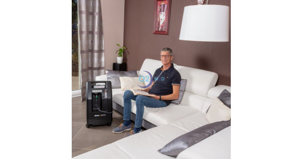 Uomo-durante-ossigenoterapia-con-Concentratore-Ossigeno-525KS-frontale - distribuito da O2 Med