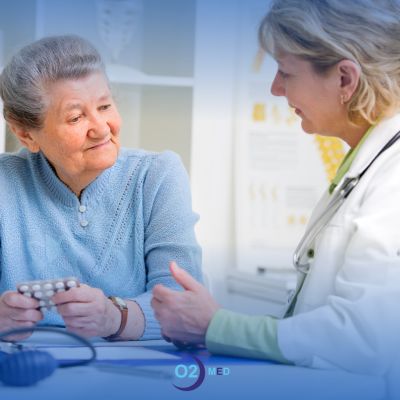 Medico-spiega-la-terapia-alla-paziente Medico-spiega-la-terapia-alla-paziente