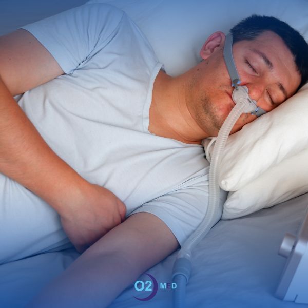 Uomo che dorme con mascherina nasal pillow per apnee notturne Uomo che dorme con mascherina nasal pillow per apnee notturne