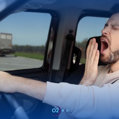Uomo che sbadiglia alla guida Uomo che sbadiglia alla guida